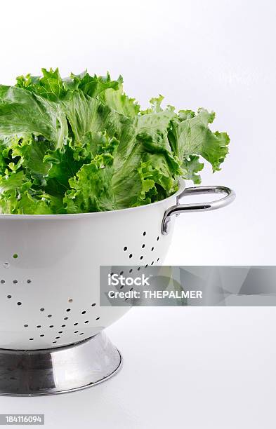 Salat Und Colander Stockfoto und mehr Bilder von Blatt - Pflanzenbestandteile - Blatt - Pflanzenbestandteile, Blattgemüse, Eisbergsalat