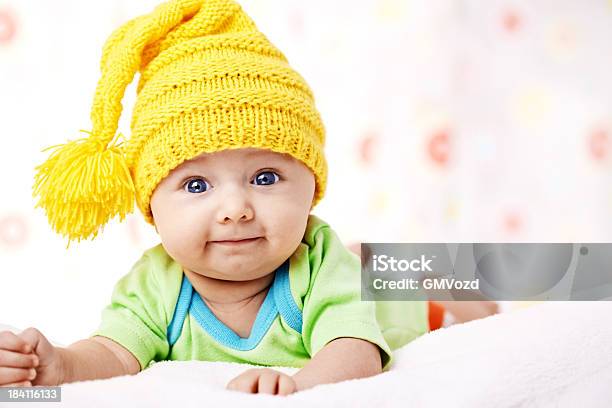 Bebé Feliz - Fotografias de stock e mais imagens de Bebé - Bebé, Fofo - Descrição Física, Gorro de Lã