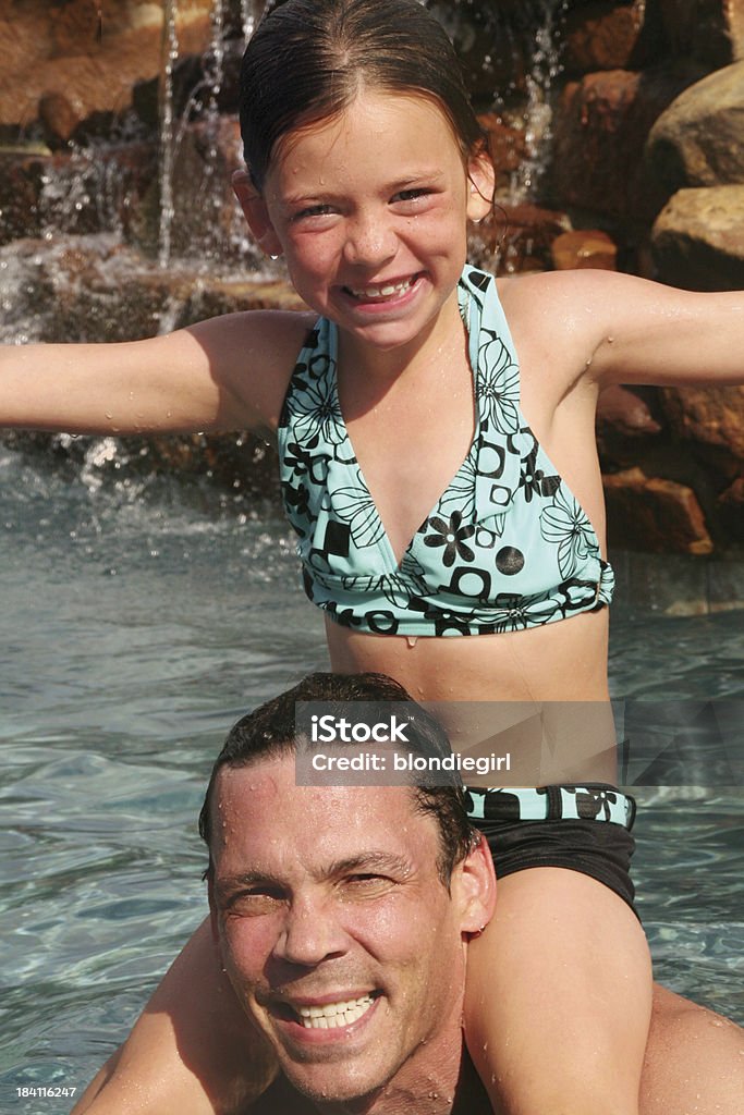 Porcellino salvadanaio indietro in piscina - Foto stock royalty-free di Acqua