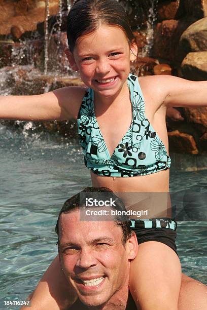 Porcellino Salvadanaio Indietro In Piscina - Fotografie stock e altre immagini di Acqua - Acqua, Adulto, Allegro