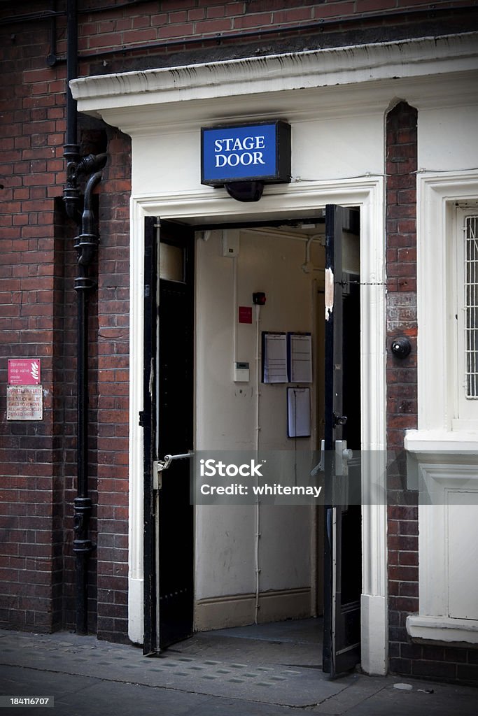 Open stage door mit Schild - Lizenzfrei Bühneneingang Stock-Foto