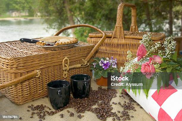 Verão Piquenique 2 - Fotografias de stock e mais imagens de Cesto - Cesto, Tarte de sobremesa, Vime - Material