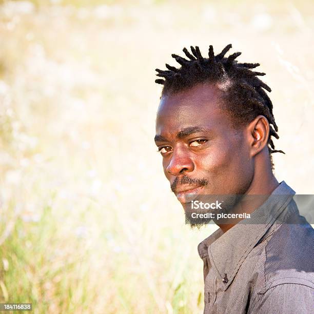Retrato De Um Homem Africano - Fotografias de stock e mais imagens de 20-24 Anos - 20-24 Anos, Adulto, Alegria