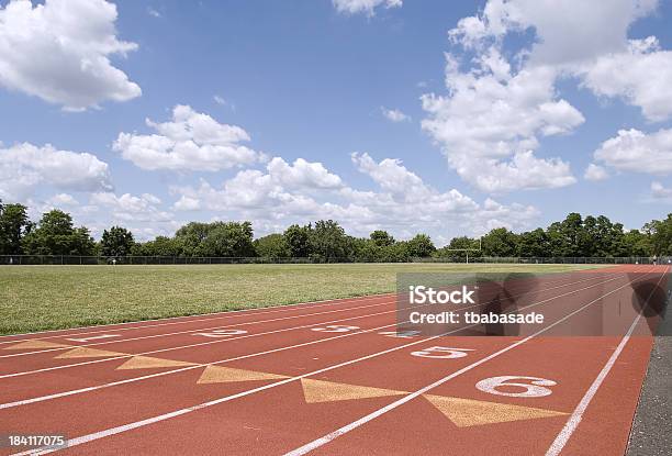 Foto de De Corrida e mais fotos de stock de Acabando - Acabando, Atleta de campo e pista, Azul