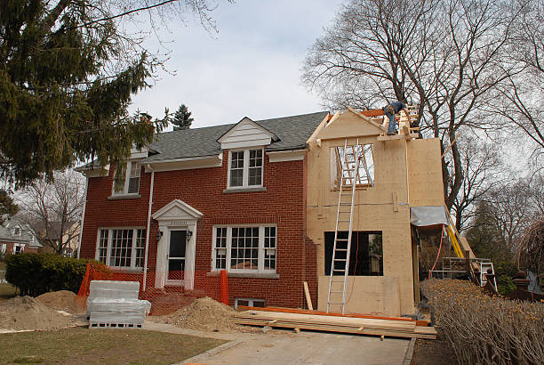 istock Quaint red Colonial house addition 184117292