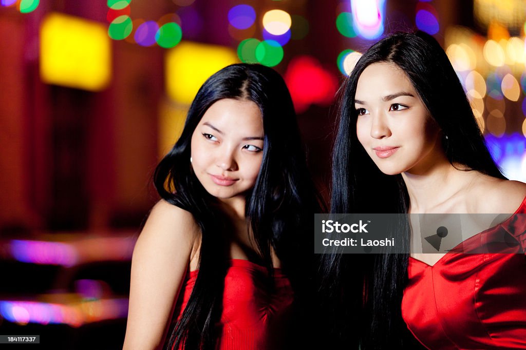glamour di due ragazze - Foto stock royalty-free di 20-24 anni