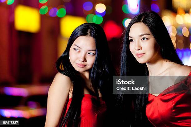 Dwie Dziewczyny Glamour - zdjęcia stockowe i więcej obrazów 20-24 lata - 20-24 lata, Adolescencja, Azja