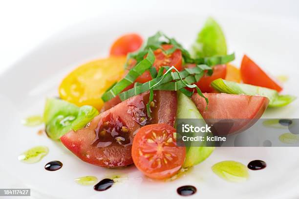 Foto de Salada De Tomate Tradicional e mais fotos de stock de Tomate Heirloom - Tomate Heirloom, Chiffonade, Salada