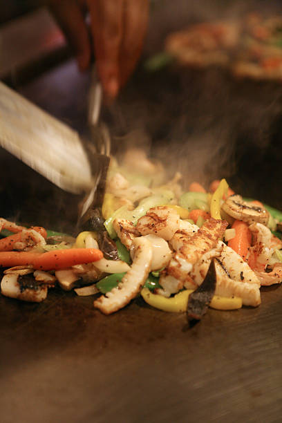 cocina: japonés grill, stir fry - teppan yaki fotografías e imágenes de stock