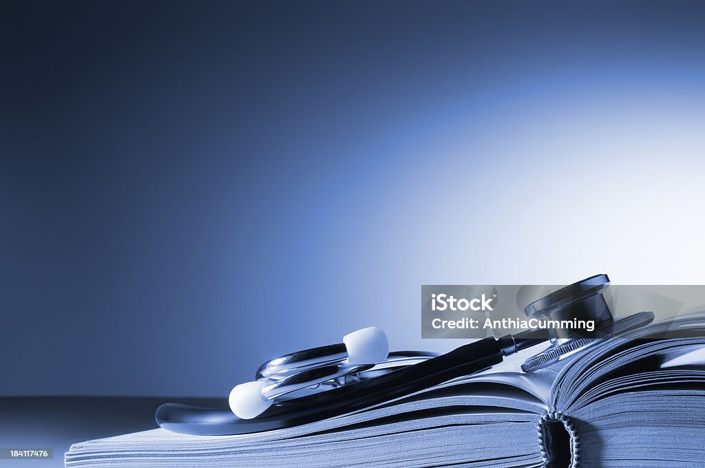 Stéthoscope médical sur un livre ouvert avec espace pour copie - Photo de Santé et médecine libre de droits
