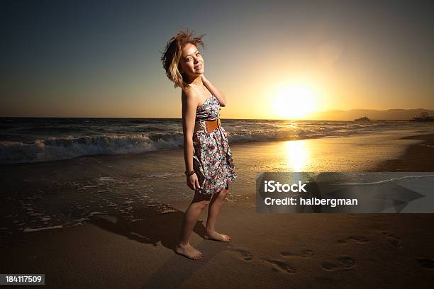 Adolescente En La Playa Chica Hispana Foto de stock y más banco de imágenes de Adolescencia - Adolescencia, Adolescente, Adulto