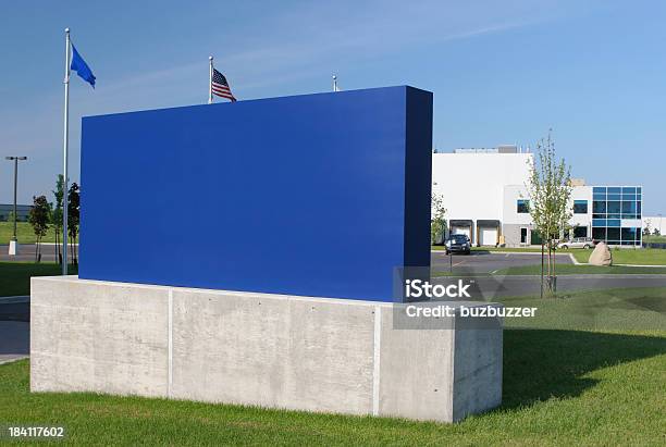 Blaue Corporate Symbol Stockfoto und mehr Bilder von Schild - Schild, Außenaufnahme von Gebäuden, Im Freien