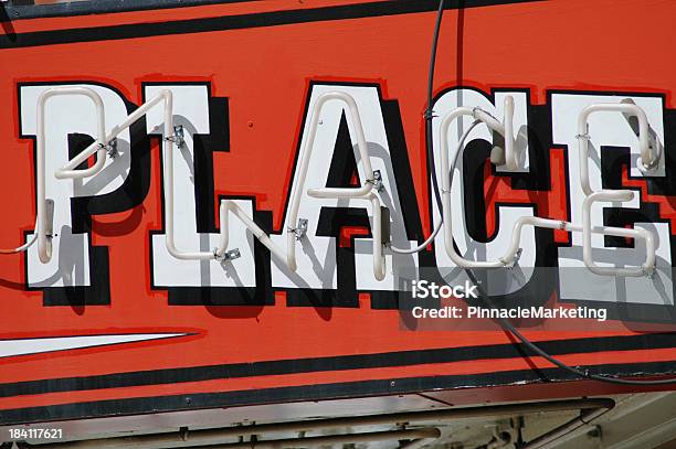 Posto Al Neon - Fotografie stock e altre immagini di Arrangiare - Arrangiare, Attrezzatura per illuminazione, Bianco