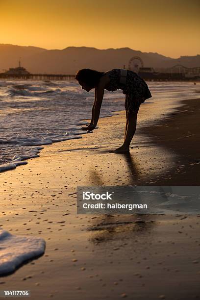 Photo libre de droit de Fille Sur La Plage De Santa Monica banque d'images et plus d'images libres de droit de Adolescent - Adolescent, Adulte, Bonheur