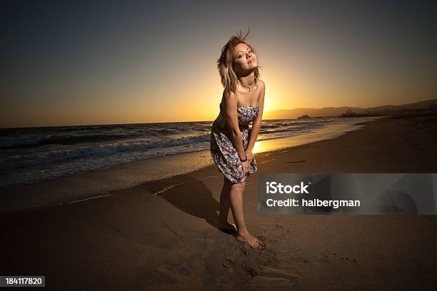 Foto de Adolescente Hispânica Garota Na Praia e mais fotos de stock de Adolescente - Adolescente, Adulto, Arrebentação