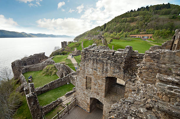 château d'urquhart et loch ness, écosse - loch ness scotland castle urquhart castle photos et images de collection