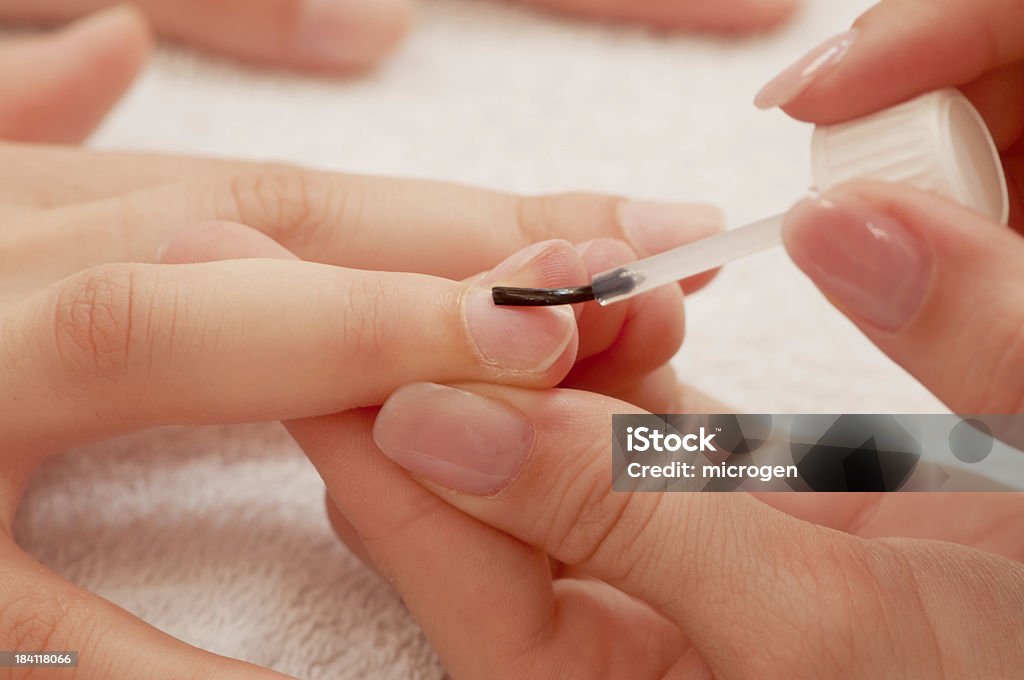 Manicure-Aplicação de tratamento base de nanocristal - Foto de stock de Unha royalty-free