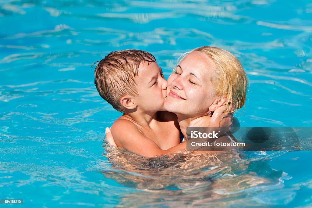 Mały chłopiec Całować jego matka w basenie - Zbiór zdjęć royalty-free (Basen)