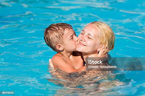 Rapaz Beijar Sua Mãe Na Piscina - Fotografias de stock e mais imagens de Criança pequena - Criança pequena, Piscina, Abraçar