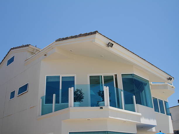 blaue fenster des restaurants beachhouse - newport beach california orange county house stock-fotos und bilder