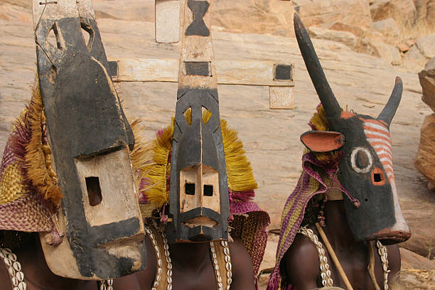 drei dogon tänzer mit tier-masken - dogon tribe stock-fotos und bilder
