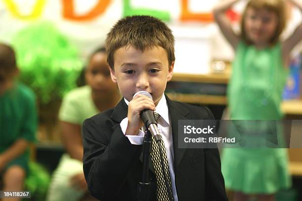 Photo libre de droit de Spectacle De Lécole banque d'images et plus d'images libres de droit de Enfant - Enfant, Micro, Chanter