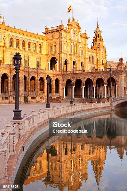 Plaza De España En Sevilla Al Atardecer Foto de stock y más banco de imágenes de Acera - Acera, Agua, Aire libre