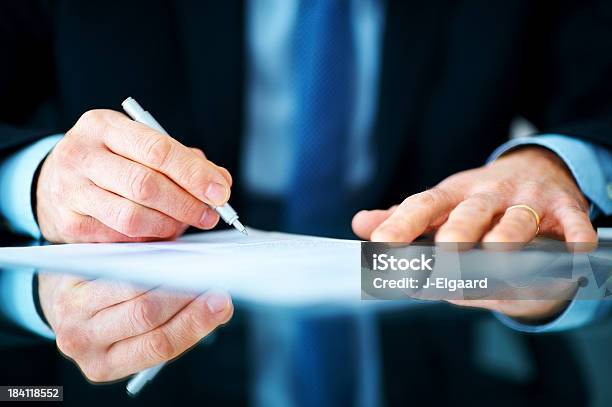 비즈니스 사람 손에 문서에 서명함으로써 자신의 서명-쓰기에 대한 스톡 사진 및 기타 이미지 - 서명-쓰기, 가까운, 개념