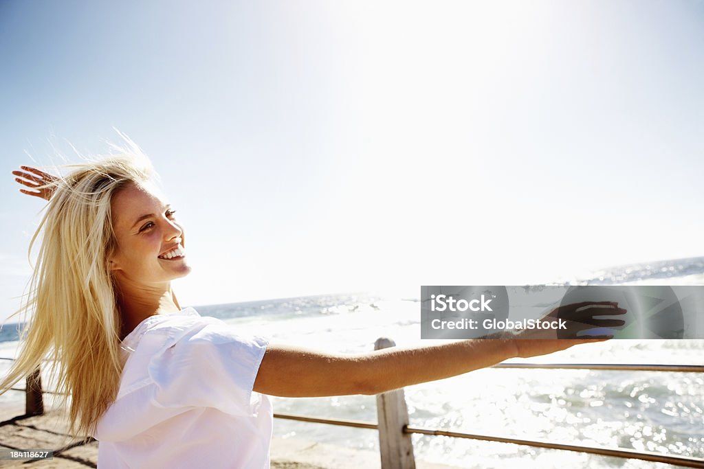 Femme profitant de la brise estivale - Photo de Adulte libre de droits