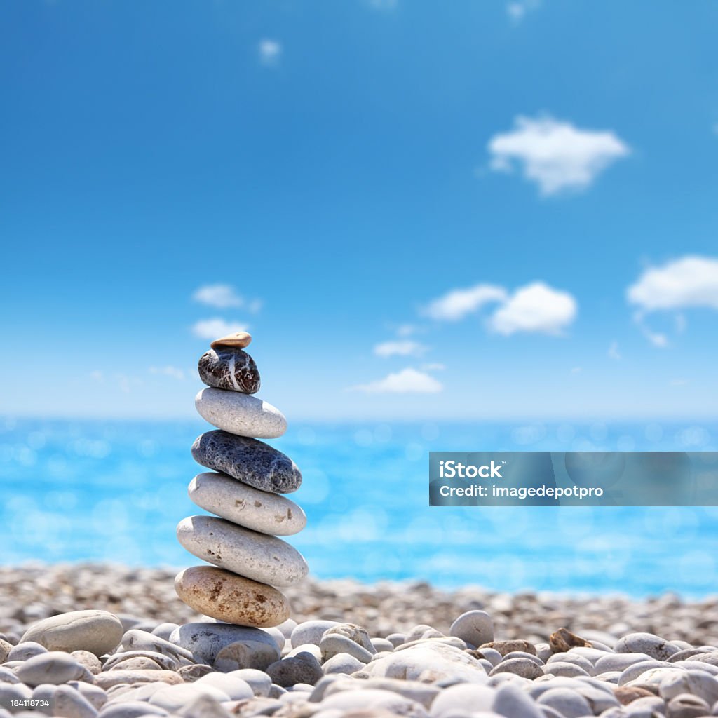 stone equilibrio en la playa - Foto de stock de Aura libre de derechos