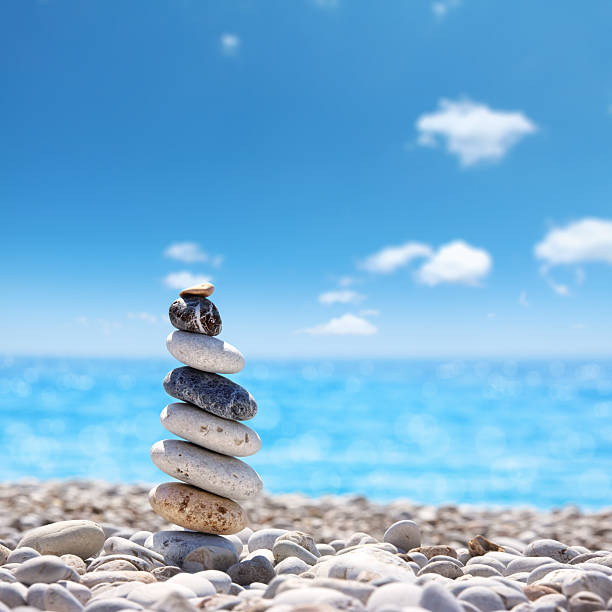 equilíbrio de pedras na praia - aspirations pebble balance stack imagens e fotografias de stock