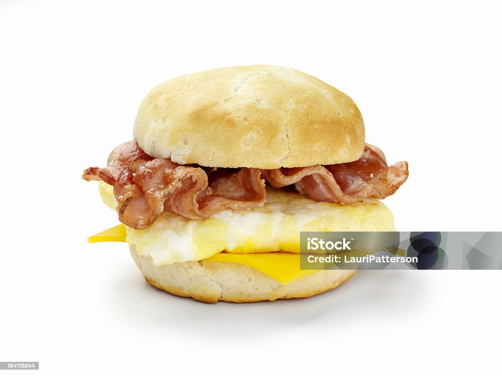 Tocino y huevos un sándwich de desayuno - Foto de stock de Bocadillo libre de derechos