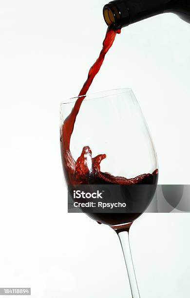 Bicchiere Di Vino - Fotografie stock e altre immagini di Vino - Vino, Sfondo bianco, Versare