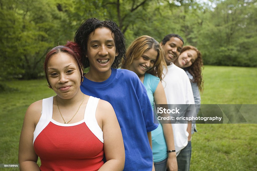 Cinco hispânica amigos em pé em linha - Foto de stock de Adolescente royalty-free