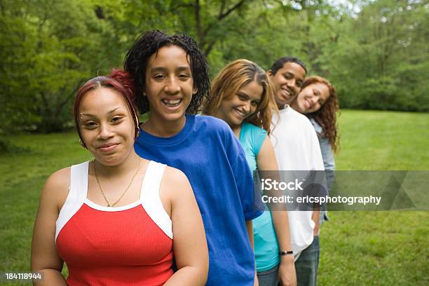 Foto de Cinco Hispânica Amigos Em Pé Em Linha e mais fotos de stock de Adolescente - Adolescente, Adolescentes Meninas, Adolescência