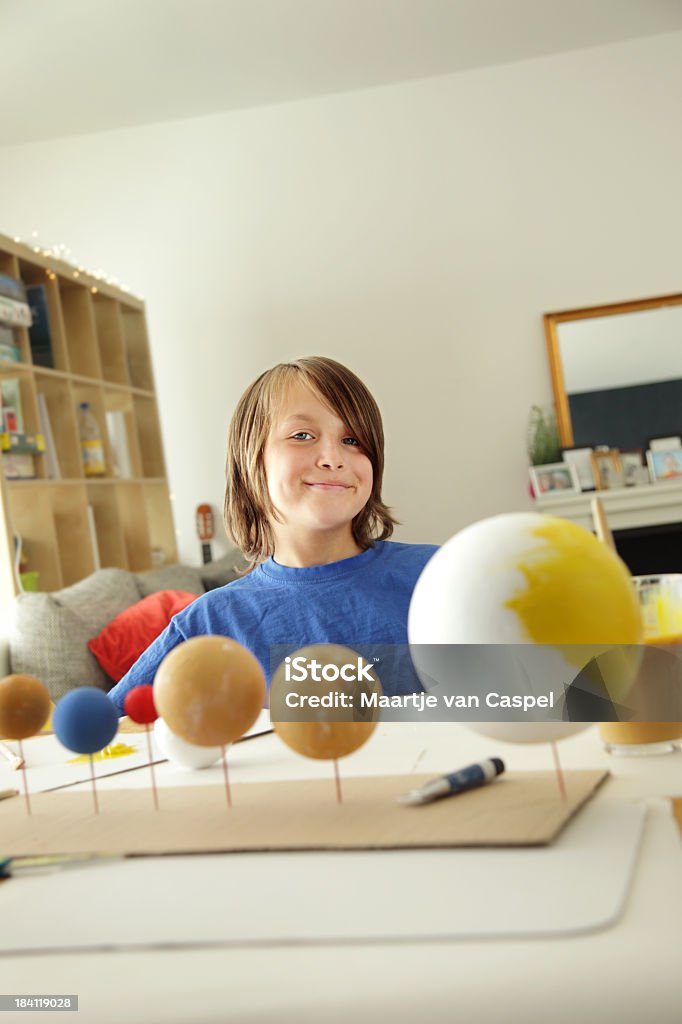 Niño haciendo un sistema Solar - Foto de stock de 10-11 años libre de derechos