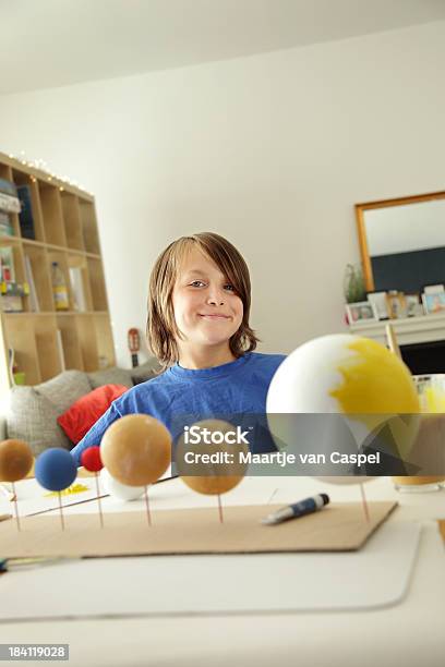 Niño Haciendo Un Sistema Solar Foto de stock y más banco de imágenes de 10-11 años - 10-11 años, 8-9 años, Alegre