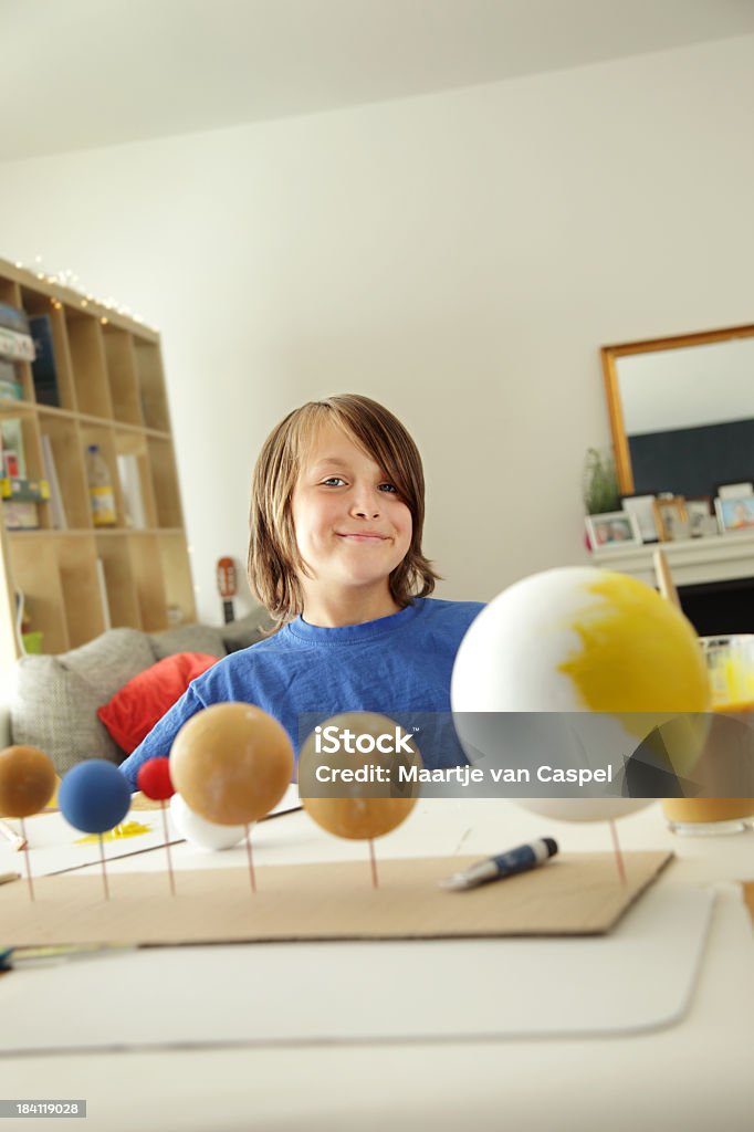 Rapaz fazer um sistema Solar - Foto de stock de 10-11 Anos royalty-free
