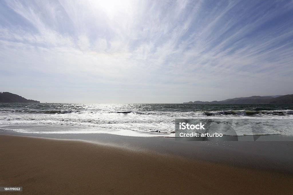 Vista a la playa y al mar - Foto de stock de Agua libre de derechos