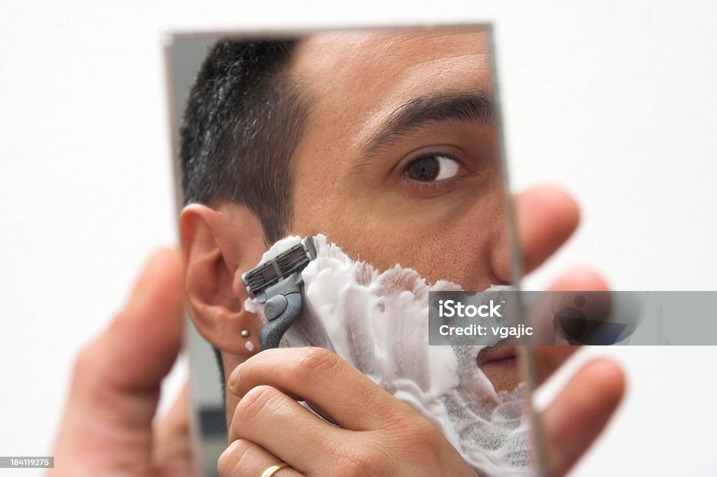 Uomo di rasatura - Foto stock royalty-free di Adulto