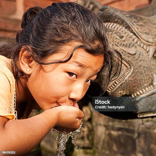 Photo libre de droit de Jeune Fille Buvant Le Népalais De La Fontaine Au Durbar Square banque d'images et plus d'images libres de droit de 8-9 ans