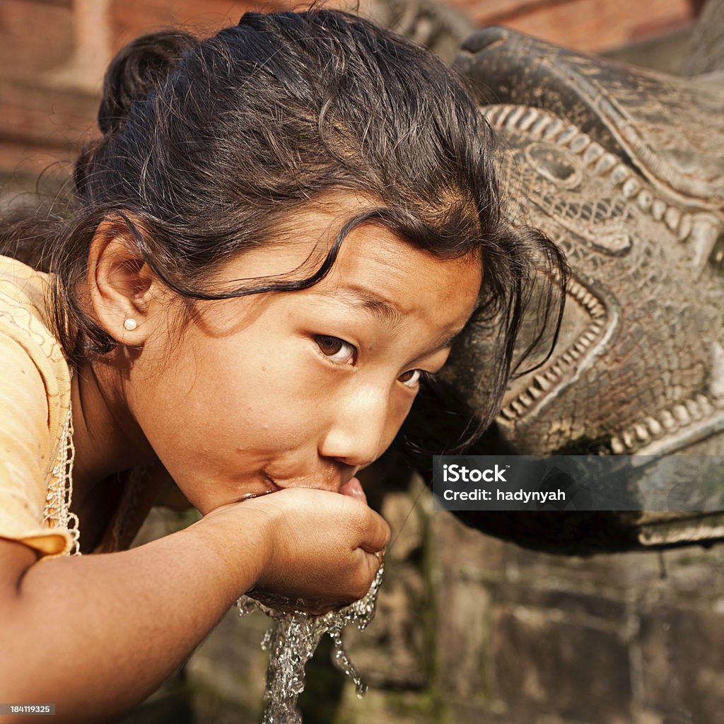 ネパールを飲む若い女性の都市であるダルバール広場の噴水 - 1人のロイヤリティフリーストックフォト