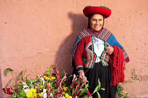 peruano woman spinning lana, el sagrado valley, fotografía - trajes tipicos del peru fotografías e imágenes de stock