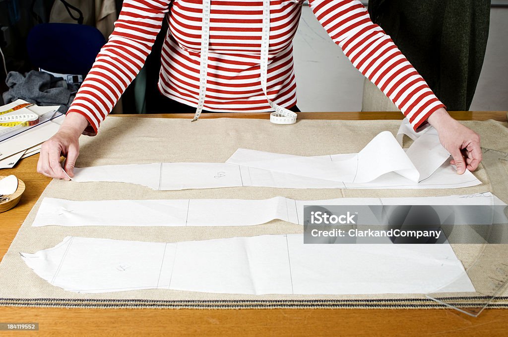 Femme Dressmaker au travail dans son Studio de Design - Photo de Activité de loisirs libre de droits