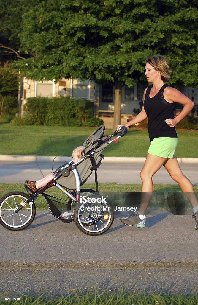 Jogging madre e bambino - Foto stock royalty-free di Aerobica