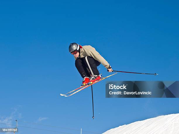 Foto de Salto De Esqui e mais fotos de stock de Adulto - Adulto, Alegria, Alpes europeus