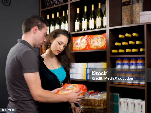 Casal Em Charcutaria - Fotografias de stock e mais imagens de Comida - Comida, Loja, Luxo