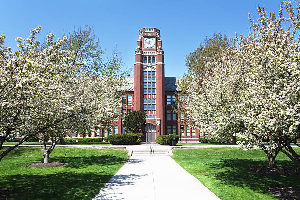 chicago high school tour de l'horloge de printemps - 1930s style architecture architectural feature architectural styles photos et images de collection