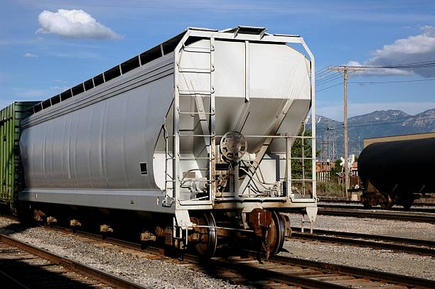 lejek samochód - freight train railroad track train rock zdjęcia i obrazy z banku zdjęć