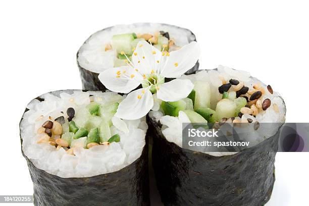 Tradizionale Sushi Giapponese Isolato Su Bianco - Fotografie stock e altre immagini di Alimentazione sana - Alimentazione sana, Asia, Avocado